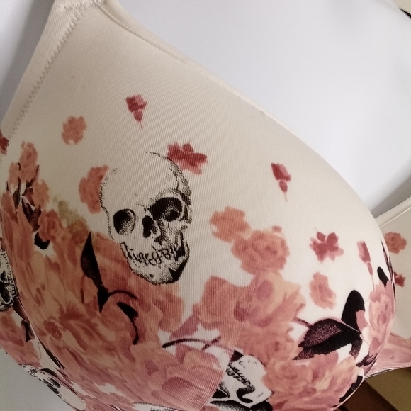 SOLD - Torrid Curve 360 Back Smoothing Coverage Balconette Bra 44C Skulls Roses - Picture 2 of 7